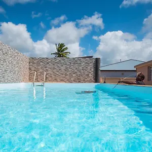 Jacuzzis Et Piscine Au Centre De Port-Louis