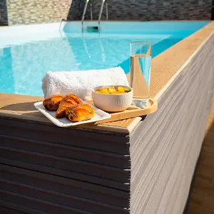 Jacuzzi Et Piscine Au Centre De Port-Louis